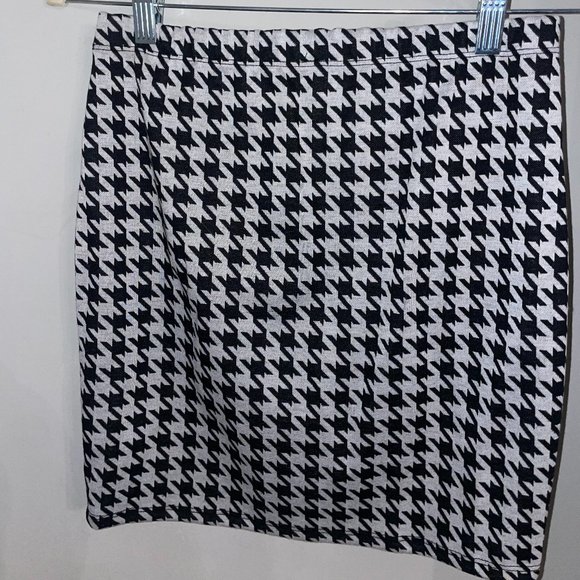 Houndstooth Skirt Set - Picture 3 of 4